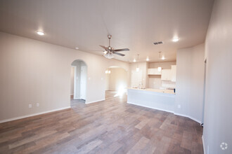 Building Photo - Beautiful Townhome in Great Neighborhood