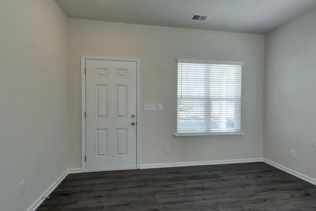 Building Photo - Beautiful 3 Bedroom 2.5 Bathroom End-Unit ...