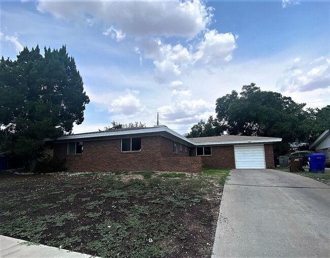 Building Photo - Large 4 Bedroom home with Garage and Enclo...