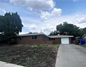 Building Photo - Large 4 Bedroom home with Garage and Enclosed backyard