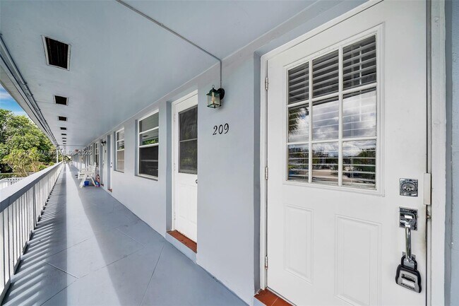 Building Photo - 751 Pine Dr
