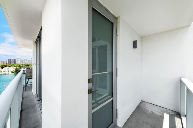 Building Photo - 9901 E Bay Harbor Dr