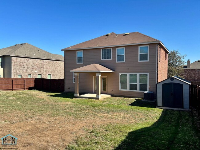 Building Photo - FABULOUS 4 bed/2.5 bath/2 car garage Two S...