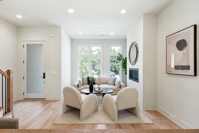 Building Photo - Stunning Salemtown Townhome!