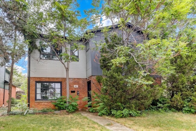 Building Photo - Smashing CU Campus 3bed/2bath/Top Floor Unit