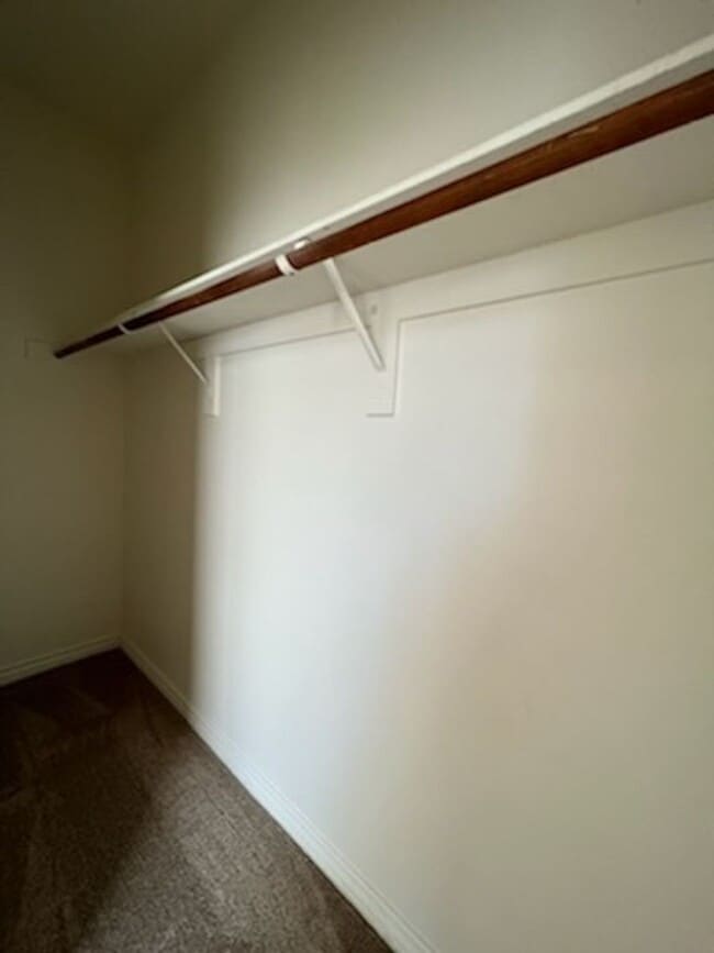 Building Photo - 4 Bedroom Located in Lamplight!