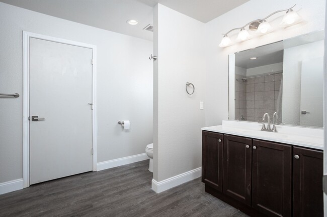 Building Photo - $300 OFF 1ST MONTH RENT IF YOU MOVE IN WIT...