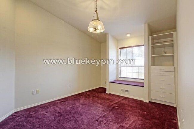 Building Photo - 4 Bed, 2 Bath Home on a Cul-de-sac in Lake...