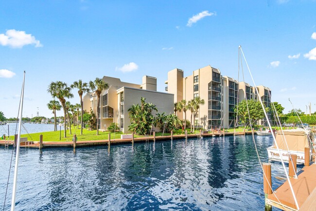 Building Photo - 15 Royal Palm Way