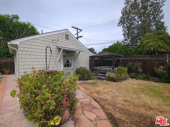 Building Photo - 4457 Simpson Ave