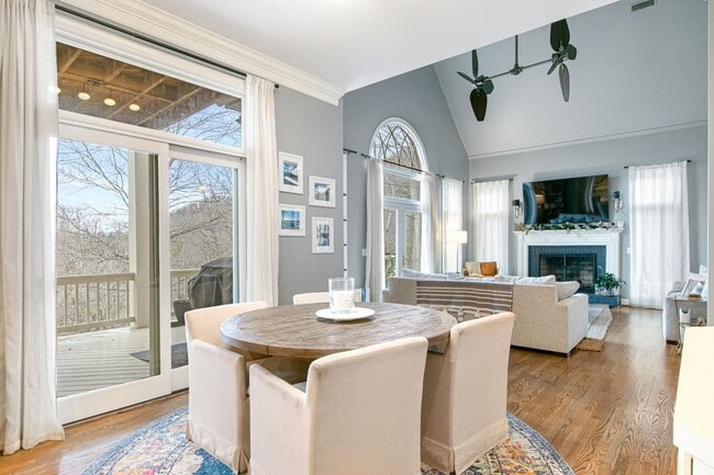 Building Photo - Rent Special! See Description! Spacious Ho...