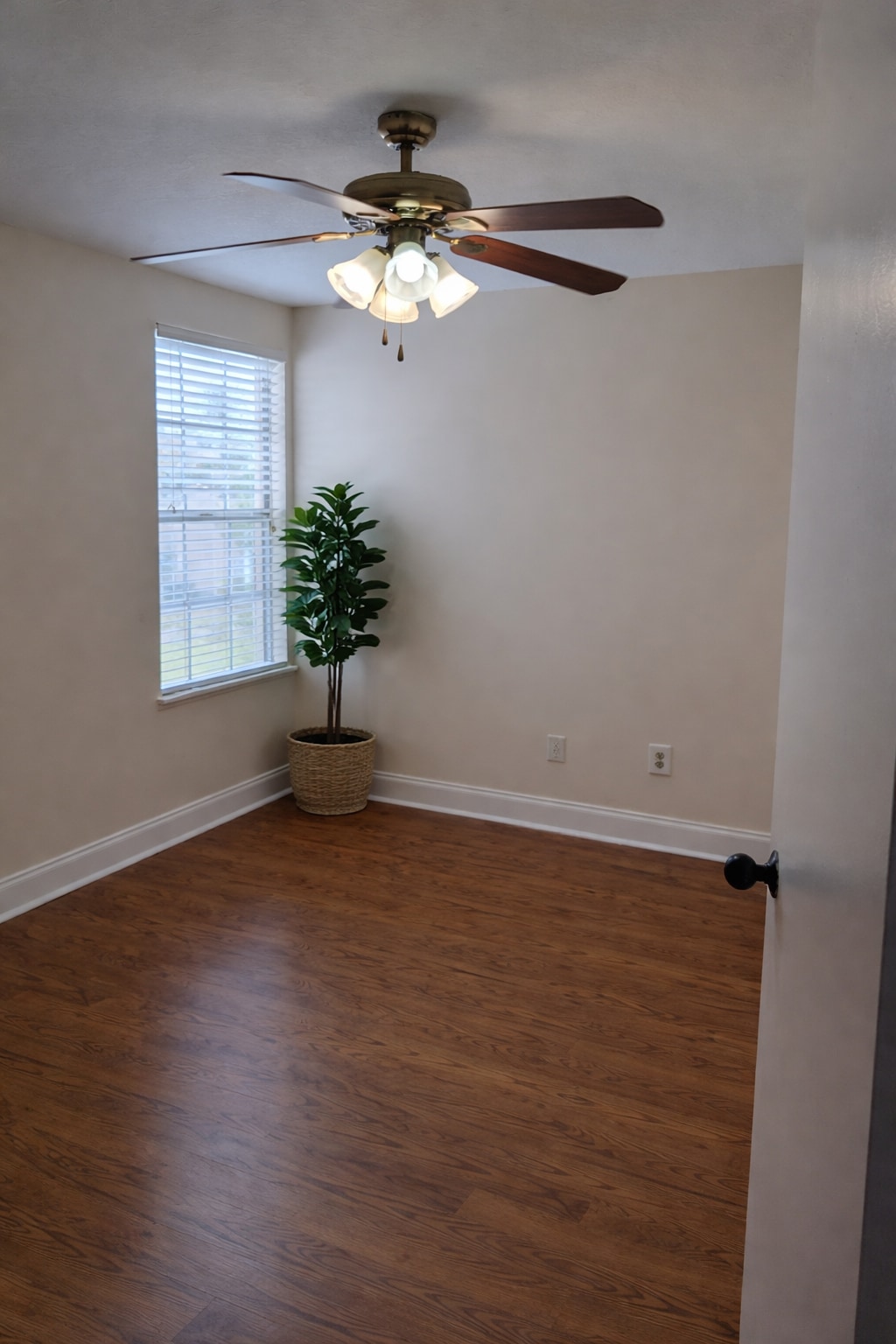 Second bedroom - 6909 Lake Place Ct