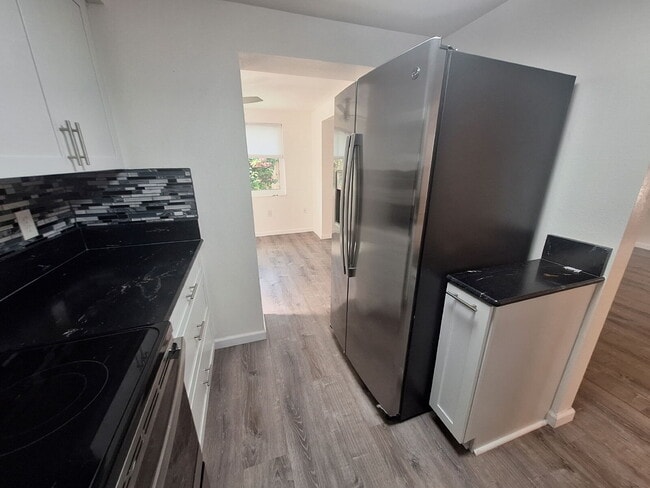 Building Photo - Charming Villa for Rent in Venice Gardens