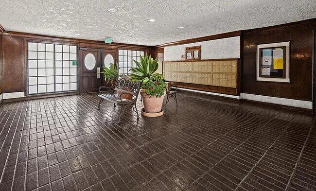 Building Photo - 2 Bed / 2 Bath in Old Town Pasadena