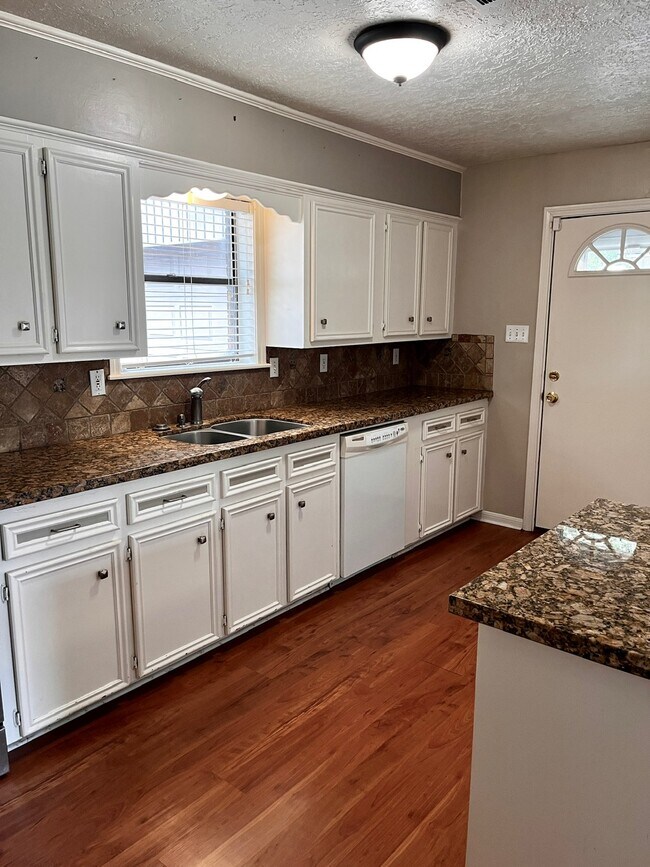Building Photo - 2600 Arbor Dr
