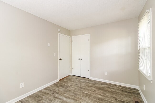 Building Photo - 1305 Yardley Terrace