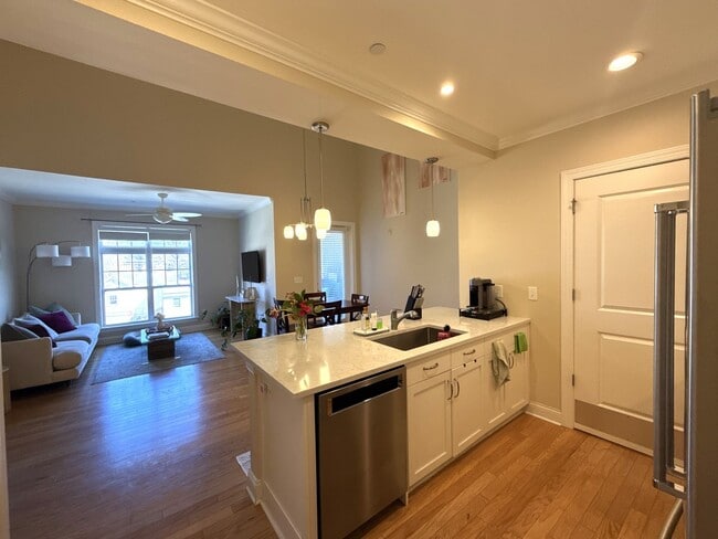 Building Photo - Fantastic Condo in South End!