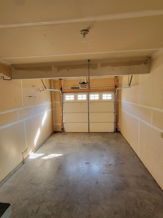 Building Photo - 3 Bedroom, 2.5 Bathroom Townhouse: Month- Month Lease