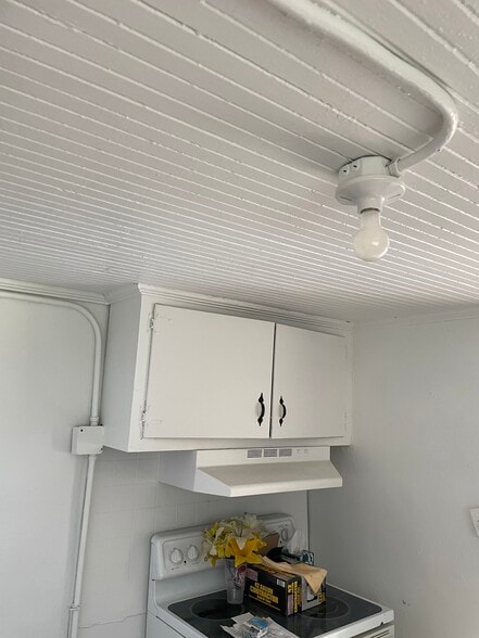 Building Photo - 905 Nash St E