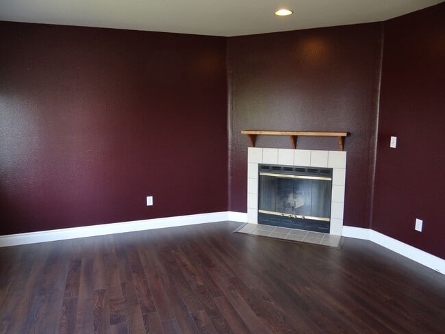 Building Photo - MOVE IN SPECIAL!!! 6 Bedroom Home in Belli...