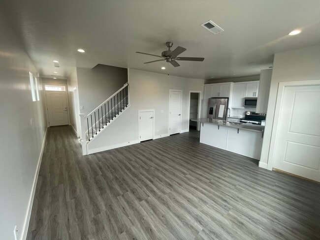 Building Photo - END UNIT Mustang Valley Townhome!!