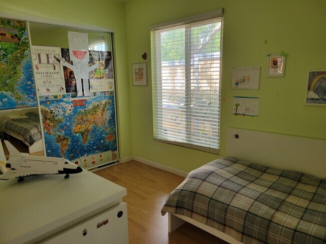 Building Photo - Centrally located 3 bedroom, 2 bathroom home.