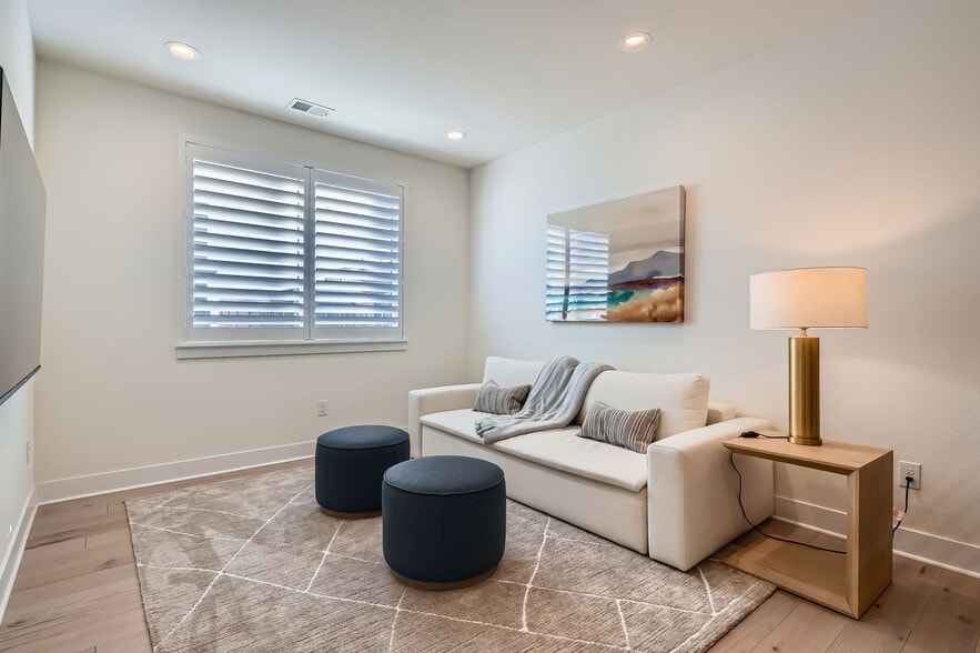 Building Photo - 805 Promenade Dr