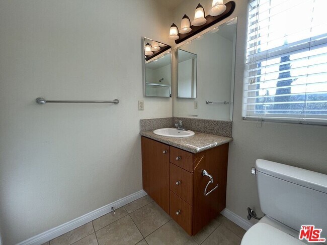 Building Photo - 15024 Magnolia Blvd