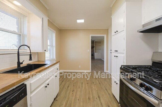 Building Photo - 1705 Bixby Rd