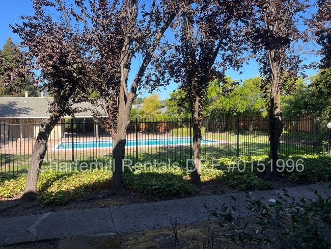 Primary Photo - 2 bedroom/1.5 bath townhome with new kitch...