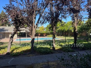 Building Photo - 2 bedroom/1.5 bath townhome with new kitch...