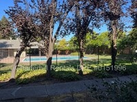 Building Photo - 2 bedroom/1.5 bath townhome with new kitch...