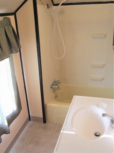 Building Photo - 2421 Beechwood Blvd