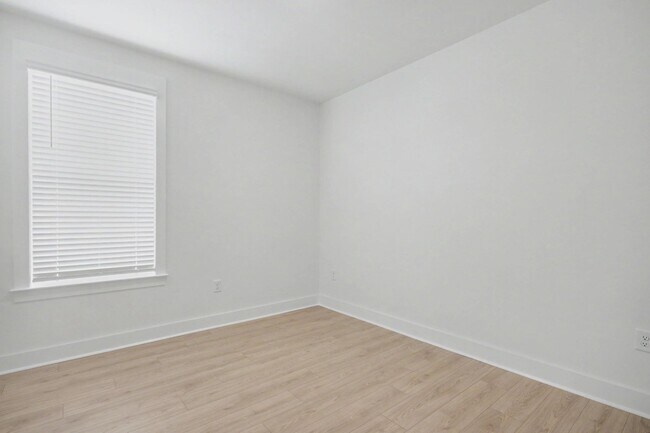 Building Photo - 3084 Claredon St