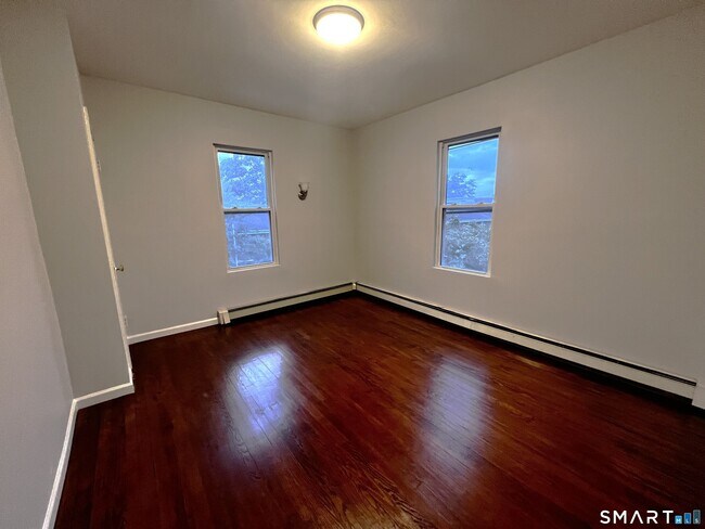 Building Photo - 1485 Iranistan Ave