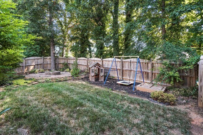 Building Photo - Fully Updated and Move-In Ready with Excep...