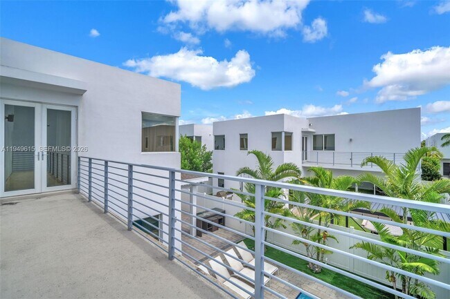 Building Photo - 7457 NW 101 Ave