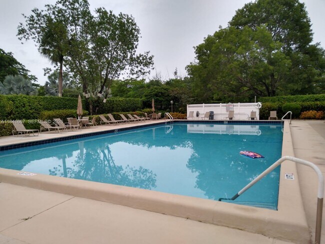 Building Photo - 555 Oaks Ln