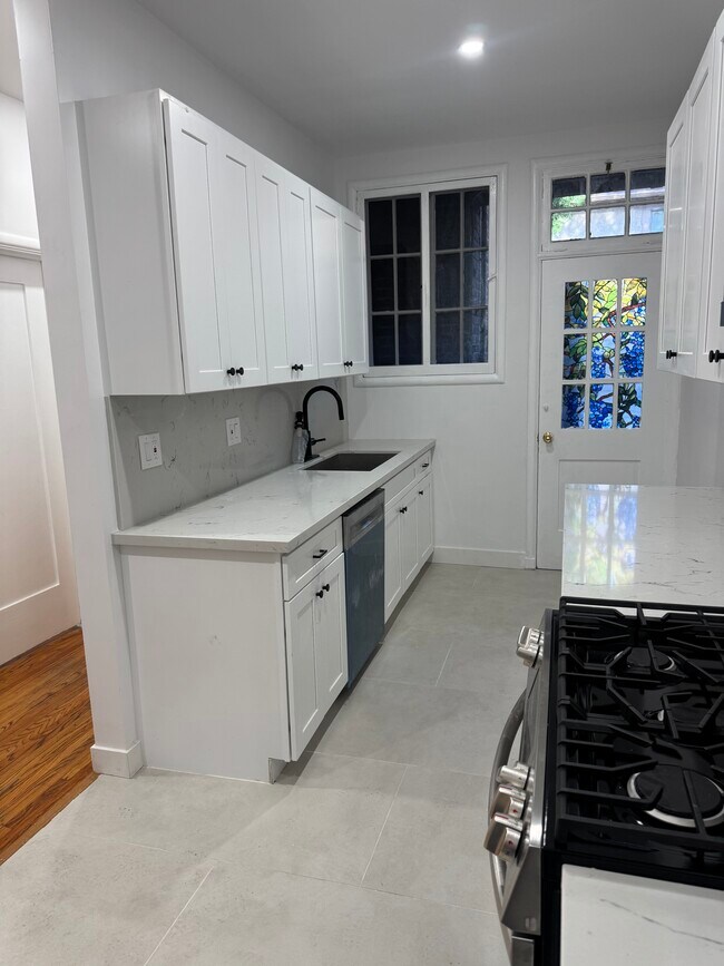 Building Photo - 1260 N Flores St