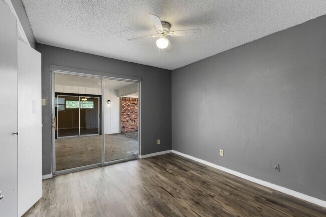 Building Photo - Charming 3-Bedroom, 3-Bathroom Home with S...