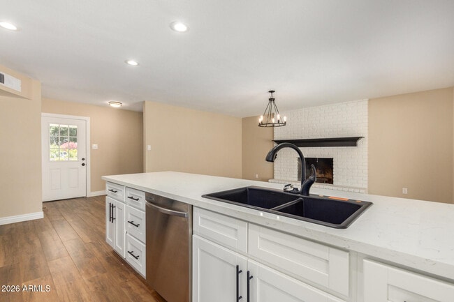 Building Photo - 1102 E Alameda Dr