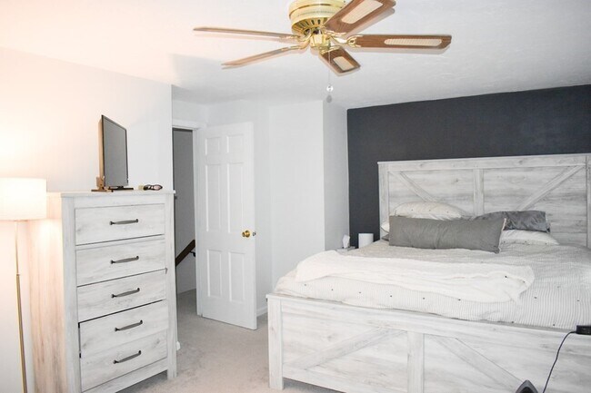 Building Photo - 848 Plain St