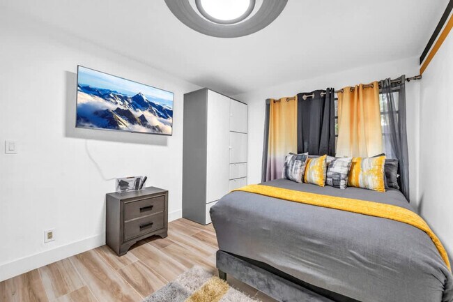 Building Photo - 1006 SE 6th St