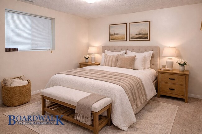 Building Photo - Beautiful 6 Bedroom Home in Sandy!