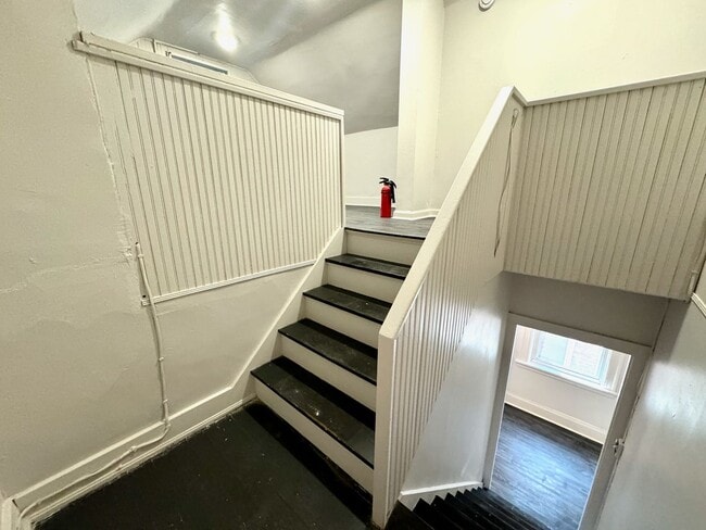 Building Photo - 5 bed/2 bath Mins. from UC Campus for Only...