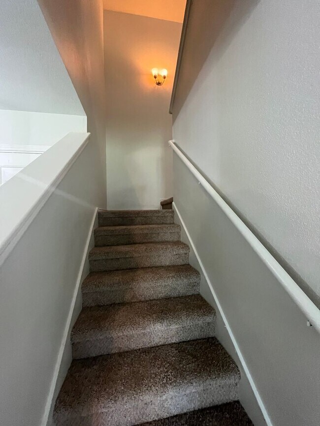 Building Photo - 3/2 in the heart of Del Valle