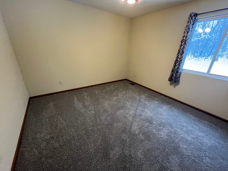 Building Photo - 633 Airway Dr