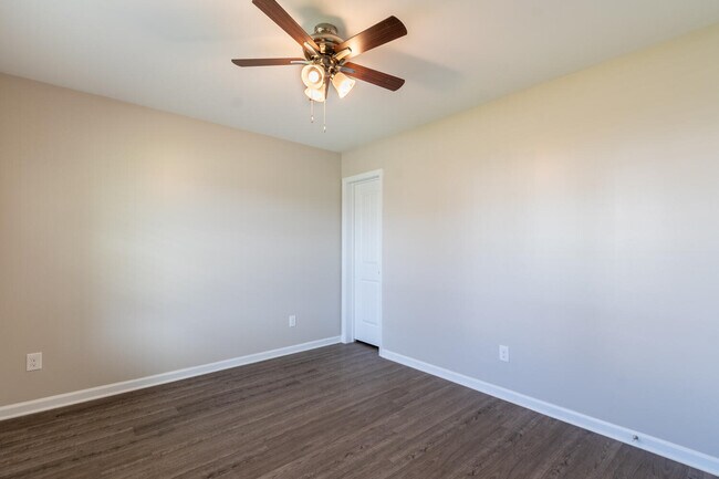 Building Photo - 3733 Moseley Dr