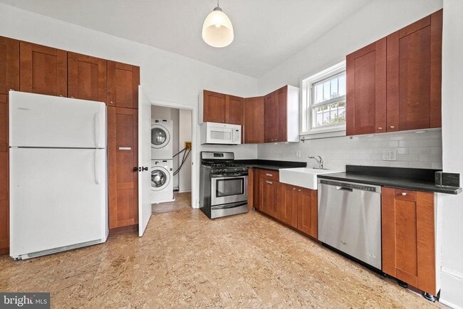 Building Photo - 320 6th St NE