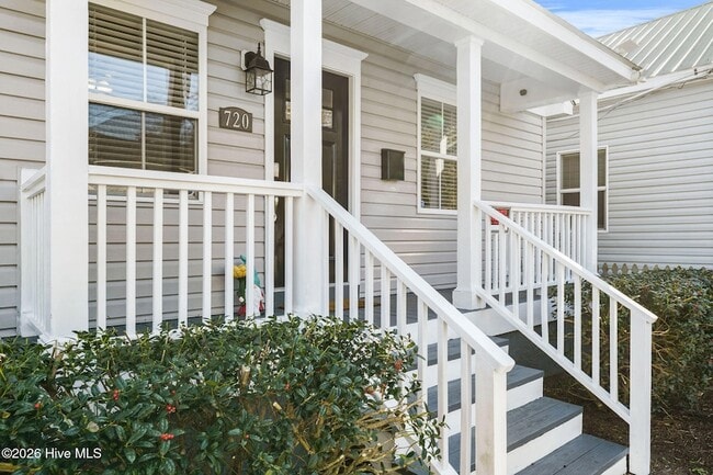 Building Photo - 720 Queen St